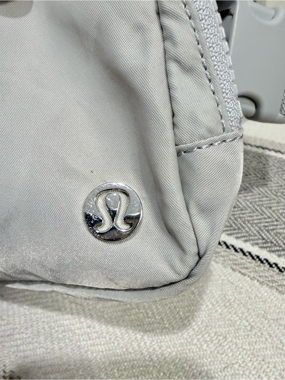 lululemon athletica Light Gray Men’s Belt Bag with Branded Strap - Picture 5 of 8